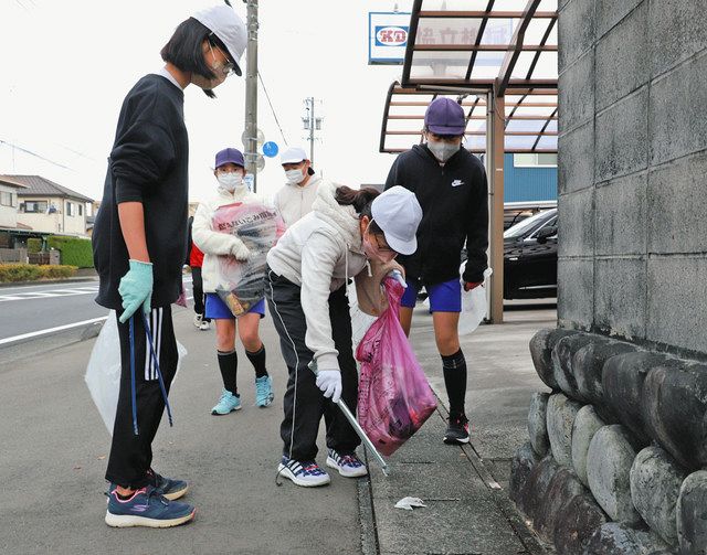 道路のごみを拾い集める児童たち＝菊川市内で 