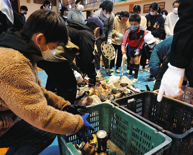 拾い集めたごみを分別する児童たち＝菊川市加茂小で 