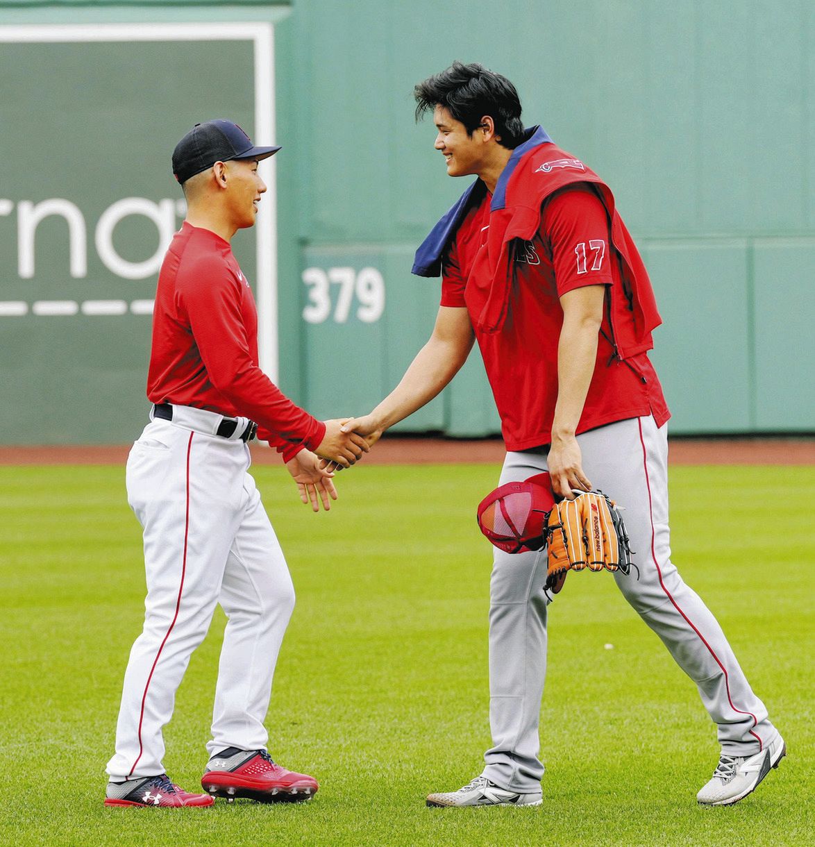 写真】ボストンで再会！大谷と吉田ガッチリ握手：中日スポーツ・東京中
