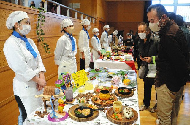 華やかなコース料理を目で楽しむ保護者ら＝松本市の松本第一高で 