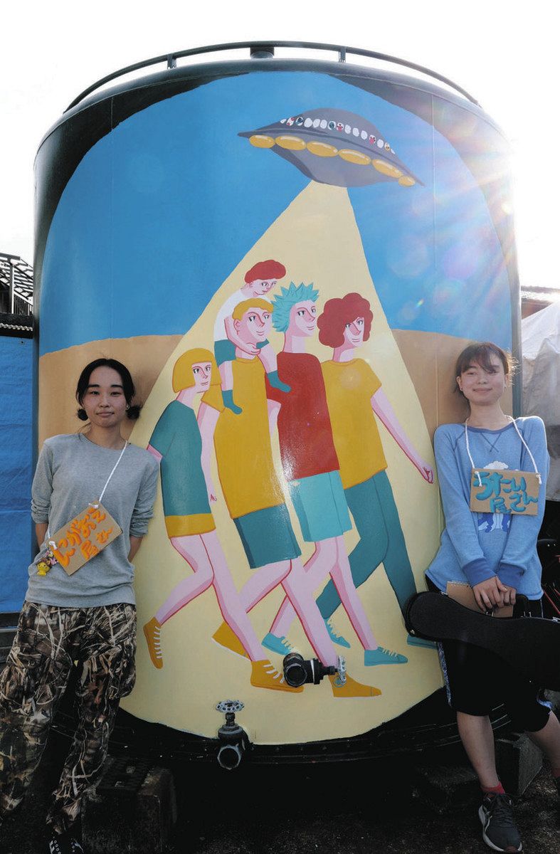復興前線にポップ絵画 KOTOKOさん、来島さん 若者とUFO