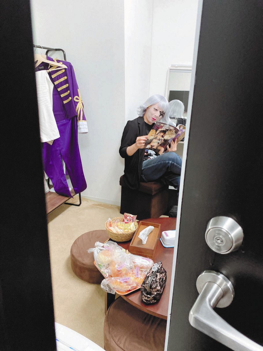 写真 えなこフォトブックを読み 楽屋でにやけるゴー ジャス 中日スポーツ 東京中日スポーツ