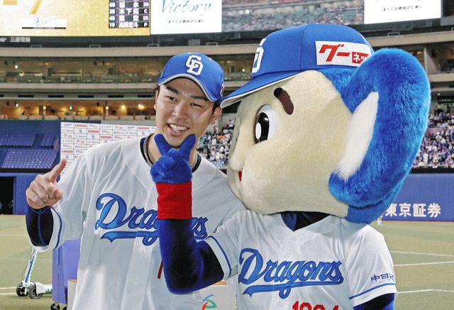 ◇ドアラと笑顔の髙橋宏斗【写真】：中日スポーツ・東京中日スポーツ