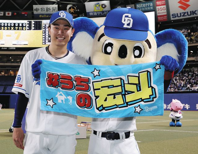 ◇ドアラと笑顔の髙橋宏斗【写真】：中日スポーツ・東京中日スポーツ