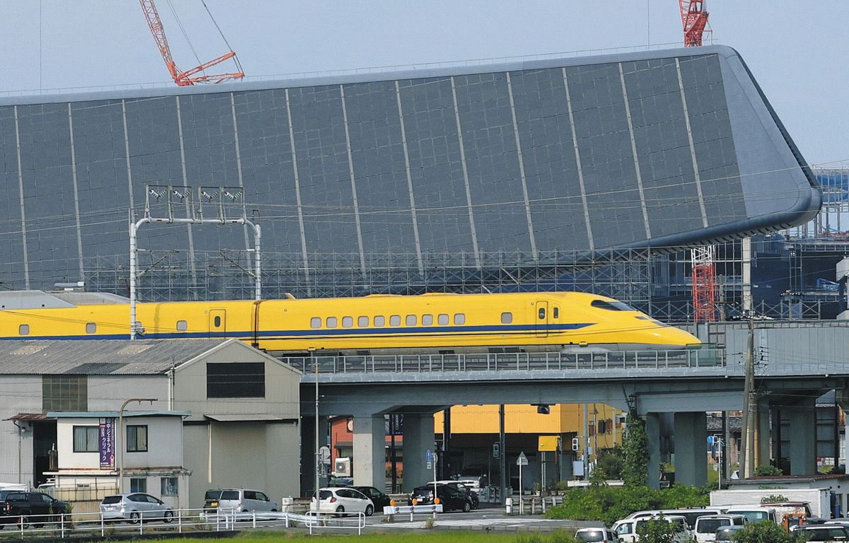 解体工事入りのソーラーアーク前を引退間近のドクターイエロー通過　「この共演はもう撮れない」：中日新聞Web
