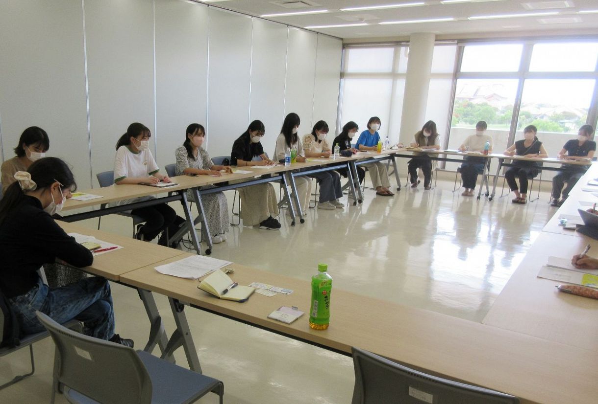 読谷村の職員らと意見交換する学生＝沖縄県読谷村で（椙山女学園大提供）