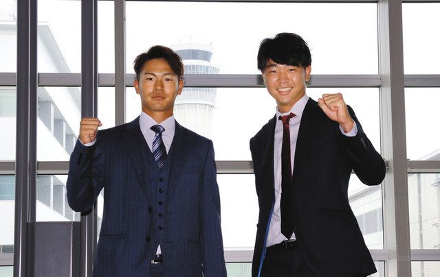 宮崎入りを前にポーズをとる高橋宏（右）と土田