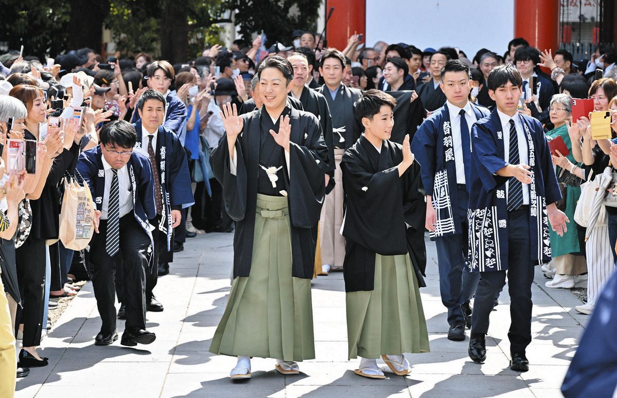 尾上菊五郎さん、御園座「吉例顔見世」前に大須商店街練り歩き 長男の