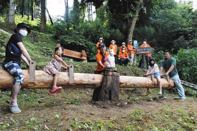 豪快 丸太の巨大シーソー 桜町の縄文体験施設：北陸中日新聞Web