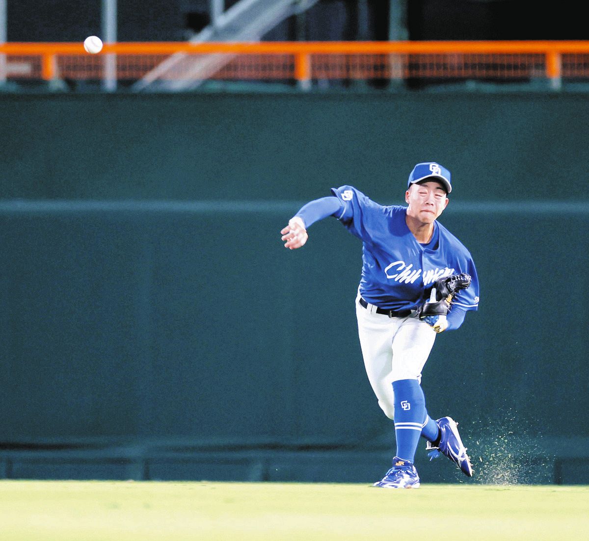 中日・岡林勇希、レーザービーム発動！ タッチアップで本塁狙った阪神