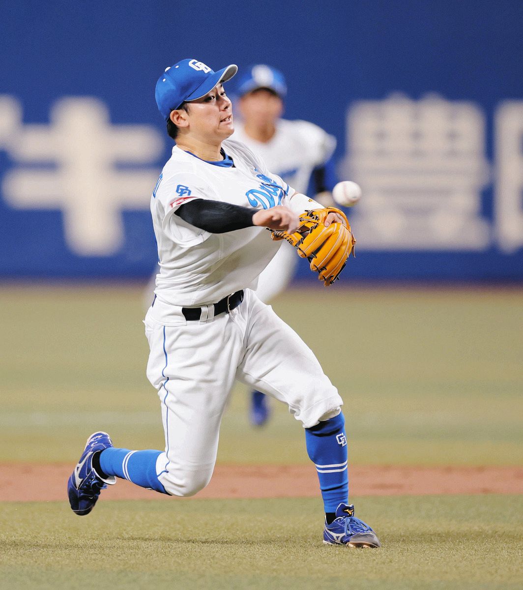 中日・村松開人、前進守備で遊ゴロをさばきホームアウト「1点勝負の