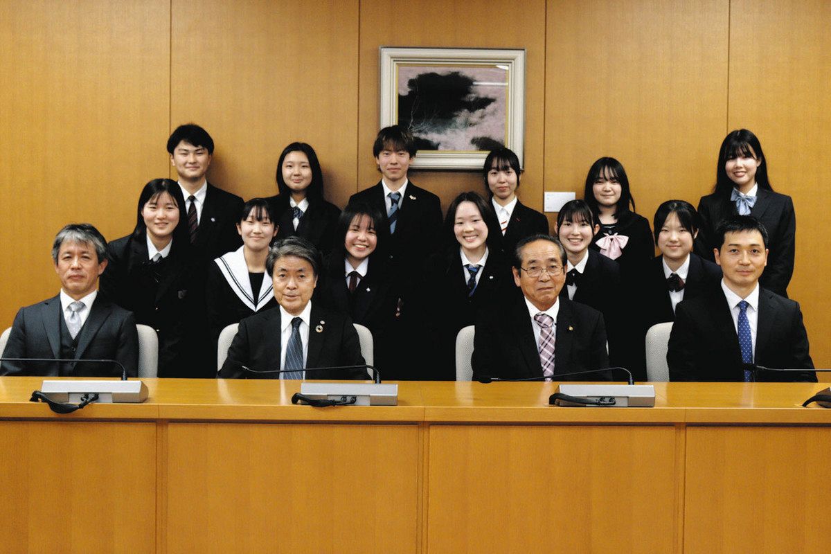 ダービーシャーに派遣された高校生ら＝豊田市役所で
