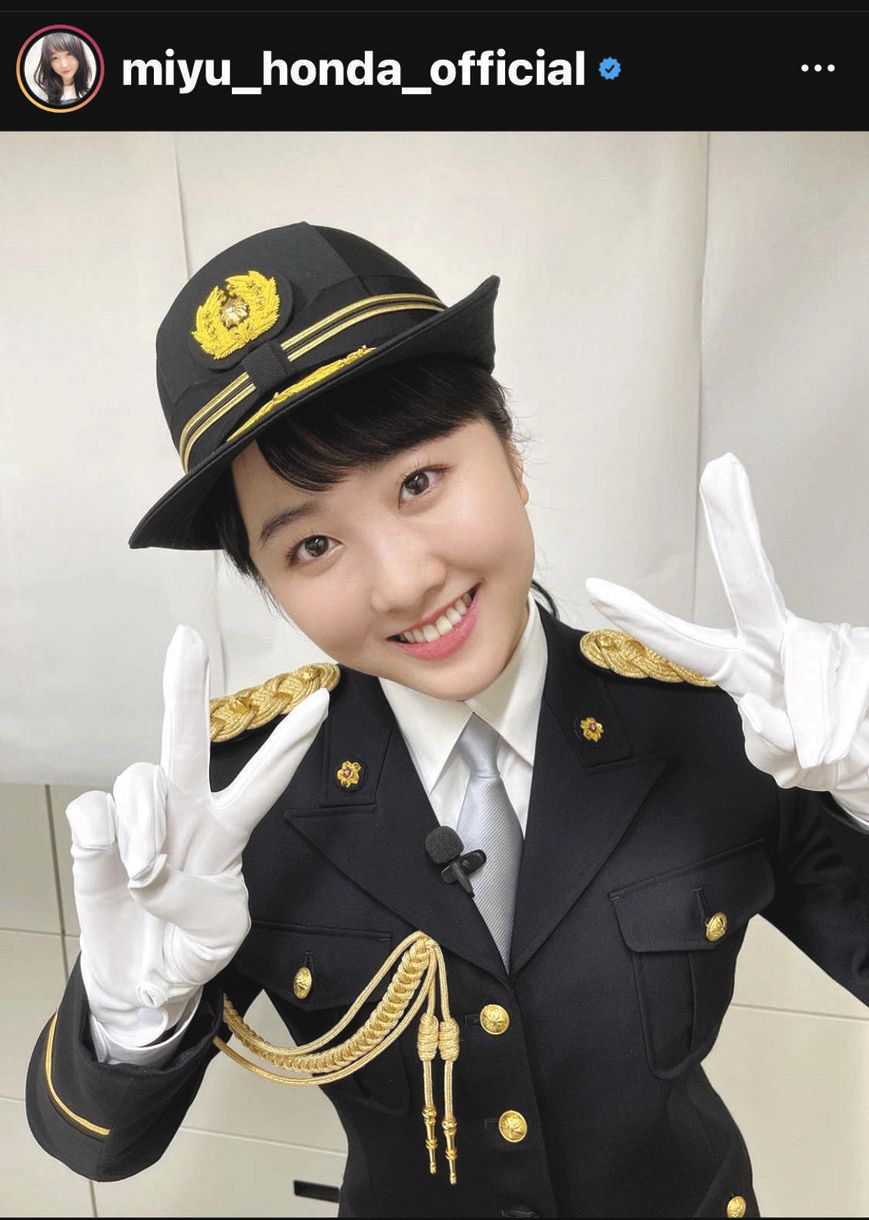 写真 本田望結 制服姿で敬礼 中日スポーツ 東京中日スポーツ