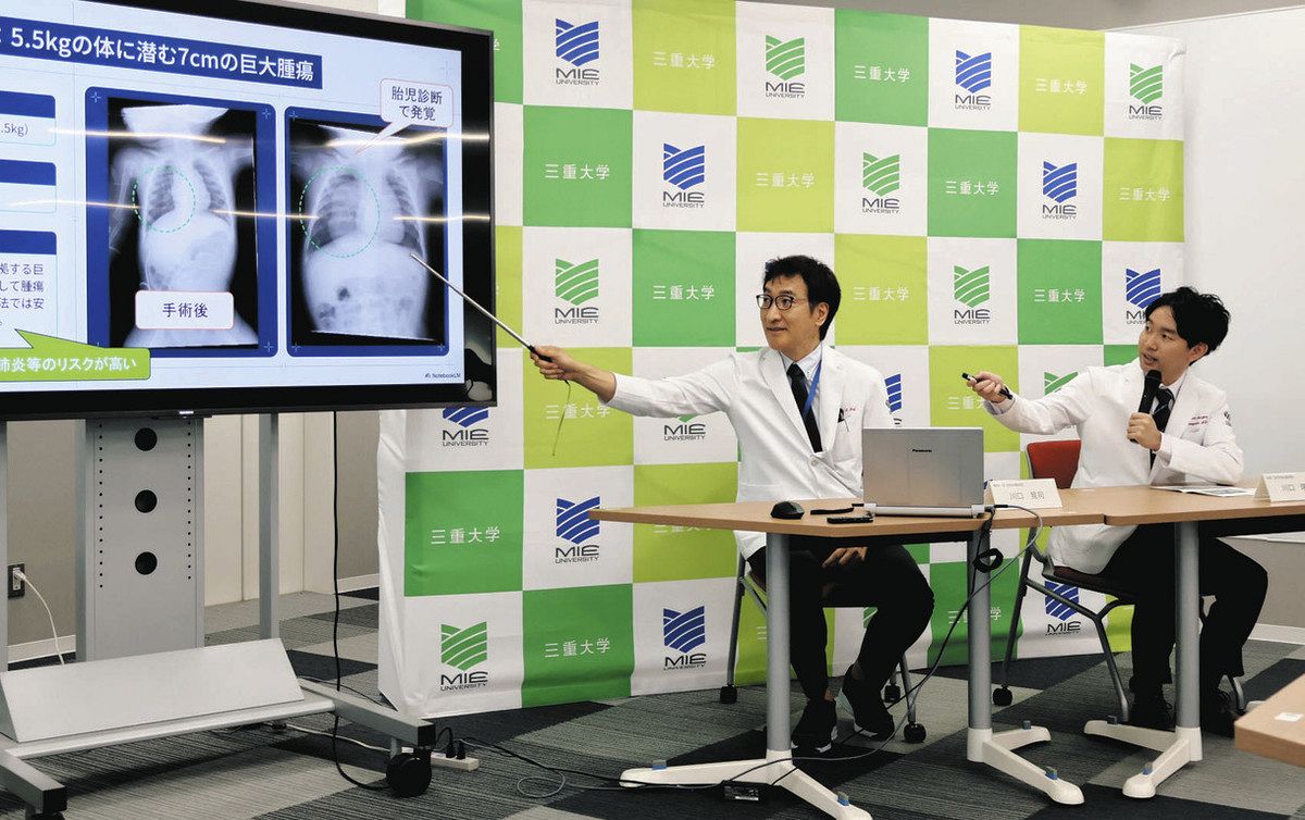 手術の成功を発表する川口晃司教（左）と川口瑛久助教＝津市栗真町屋町の三重大で