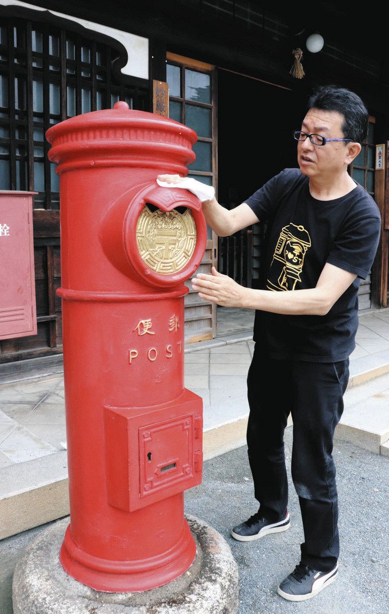 豊川稲荷境内の“現役最古”丸ポスト 4年ぶりにお色直し：中日新聞Web