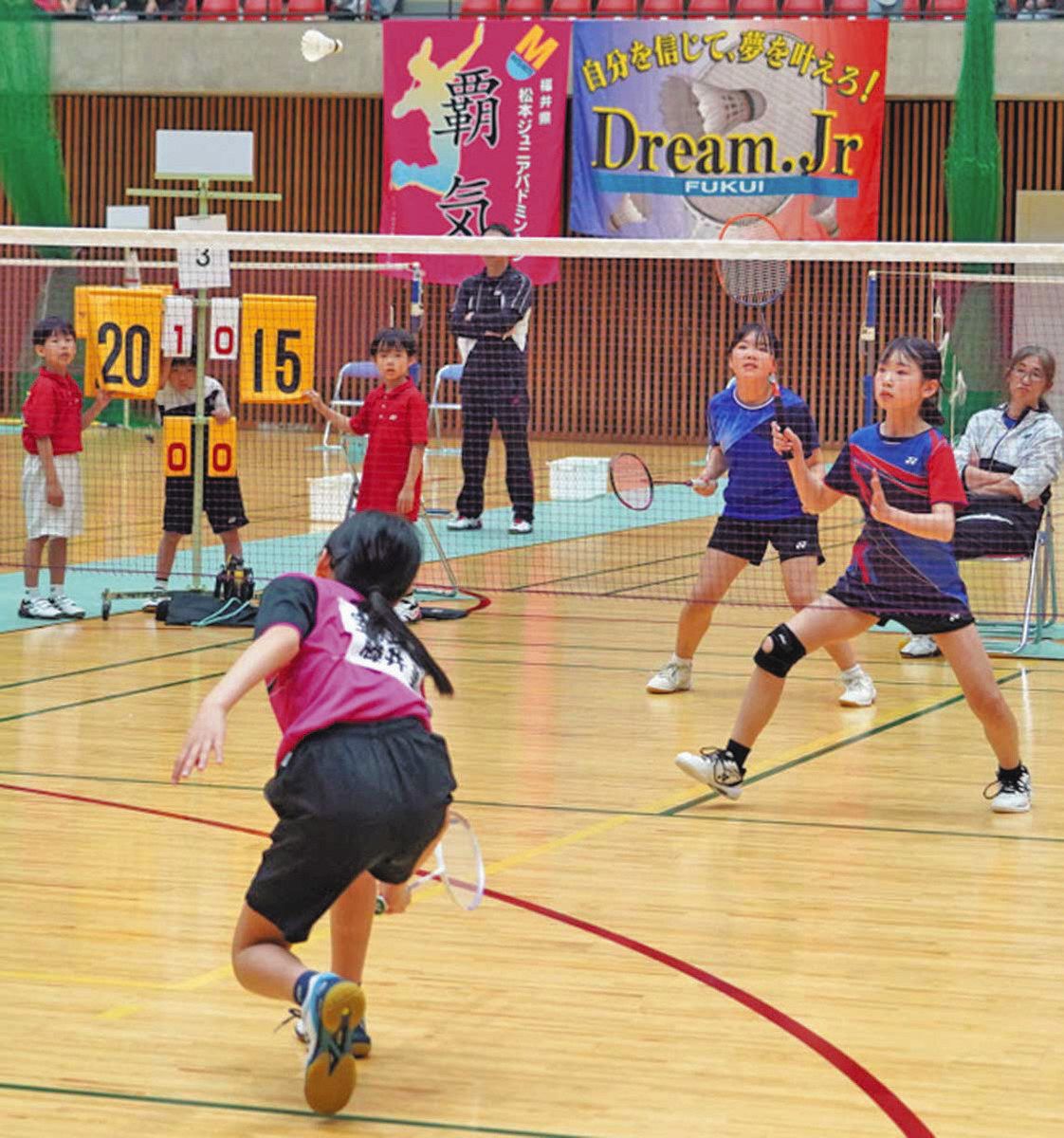   女子小学生 バドミントン 