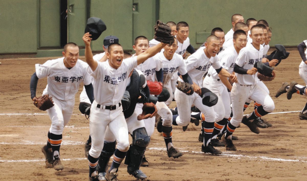 東亜学園が初優勝 エース左腕・佐々木俊が東海大菅生打線を1点に抑え