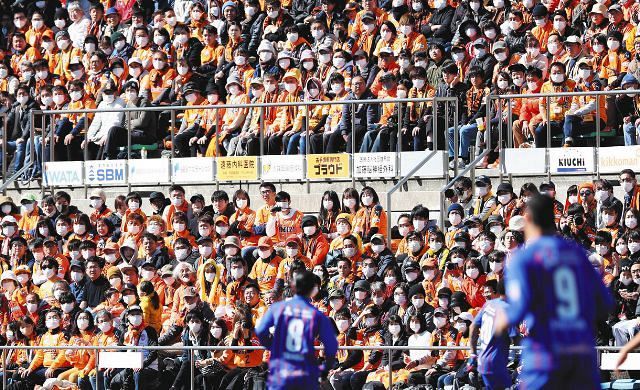 清水－FC東京　マスクをつけ試合を観戦するサポーター＝2月、アイスタで