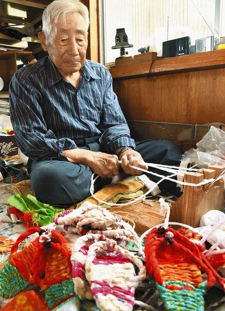 刺激いっぱい「わら草履」保育 住民有志が提供 よご認定こども園 - 中日新聞
