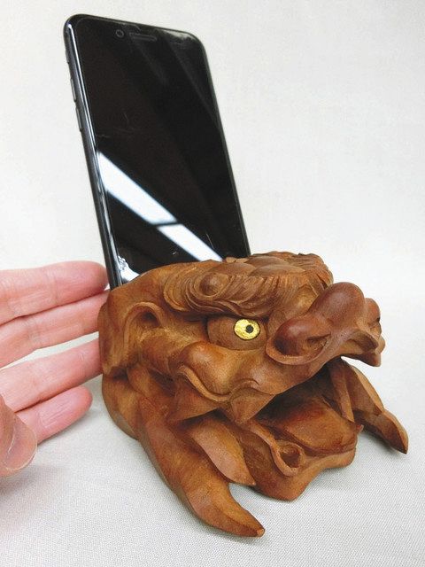 獅子頭のスマホスピーカー＝南砺市の井波彫刻総合会館で 