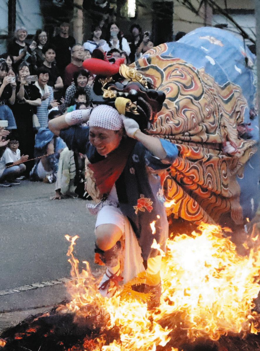 災害のけがれ 焼き払え 射水・二口熊野社で秋祭り火渡り神事：北陸中日