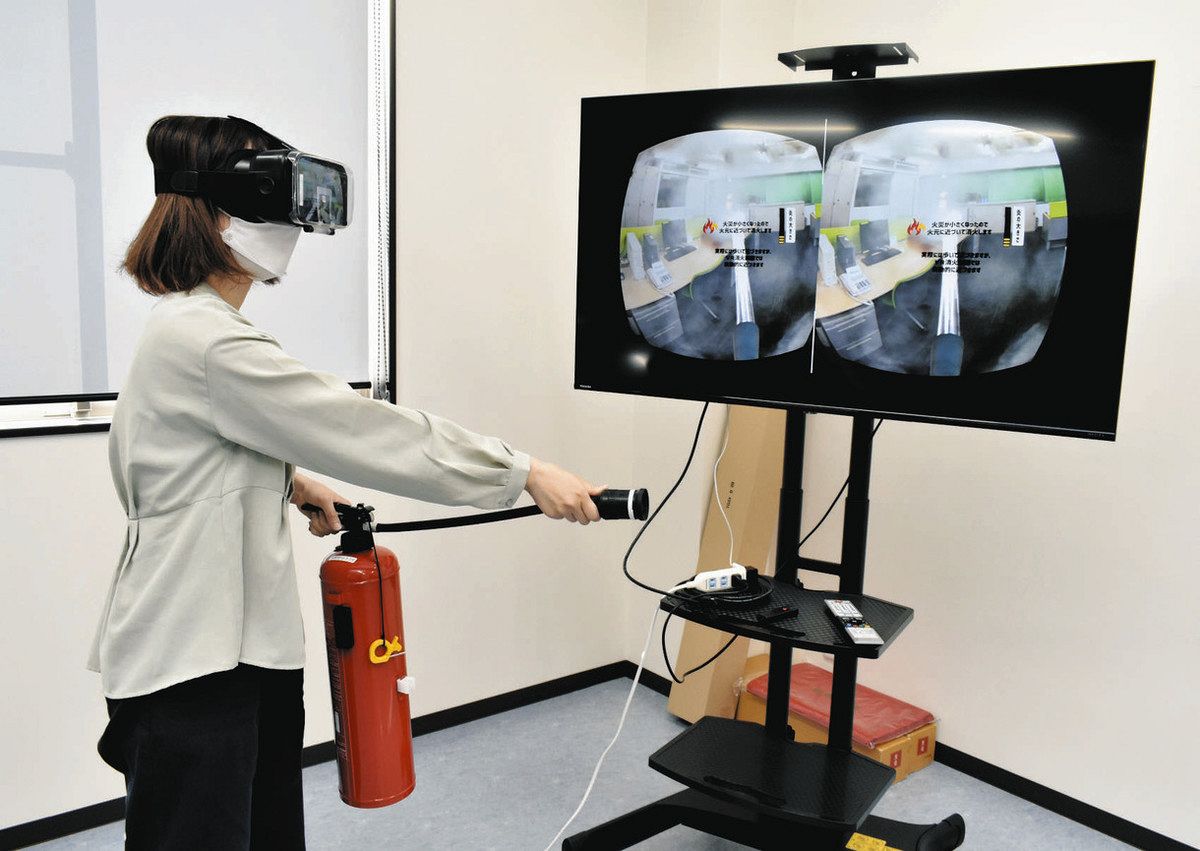 VR消火器を体験している様子＝津市一身田大古曽のアルファで
