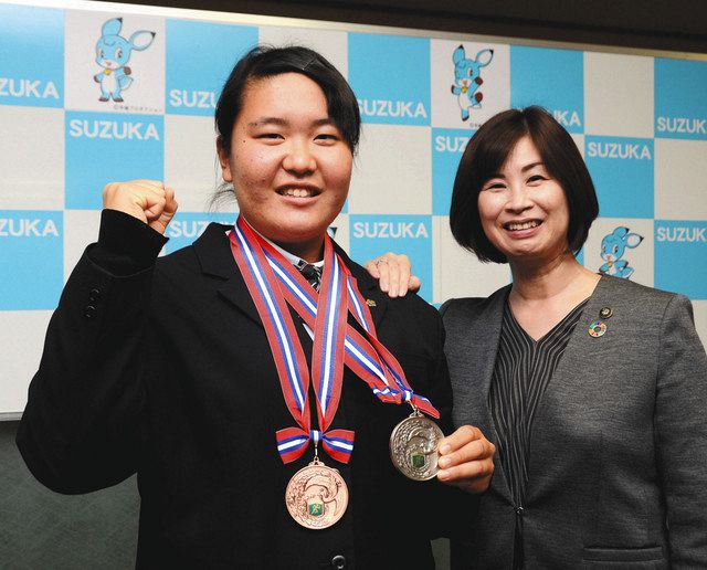 ２種目でメダルを獲得し、末松市長（右）に喜びの報告をした岩本さん＝鈴鹿市役所で 