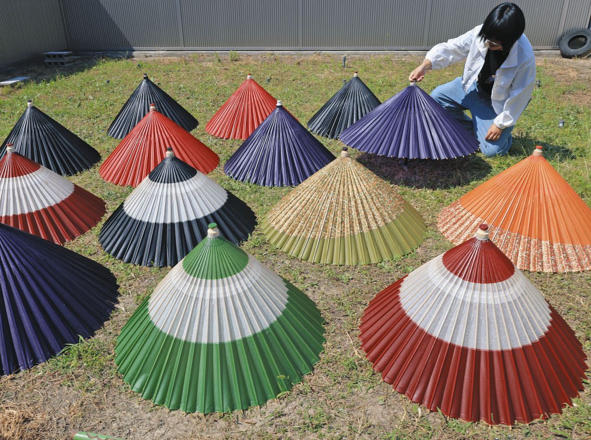 岐阜・美濃市で35度、今年初の猛暑日に 和傘の天日干しも大詰め：中日 