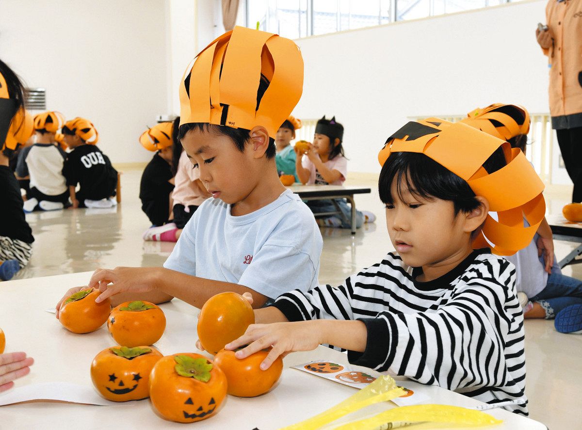 ハロウィン柿を作る子どもたち＝瑞穂市祖父江の牛牧第2保育所で
