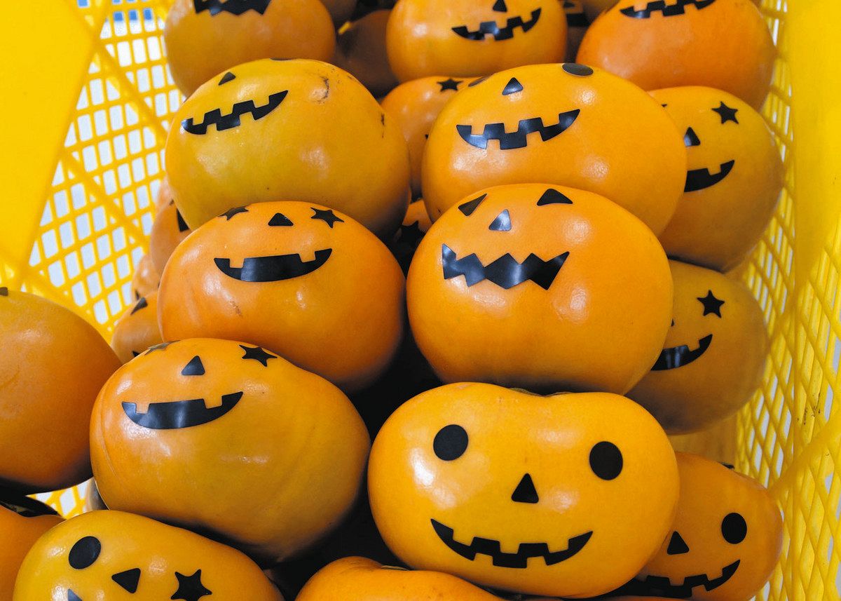 ジャック・オー・ランタンに見立てたハロウィン柿＝瑞穂市祖父江の牛牧第2保育所で
