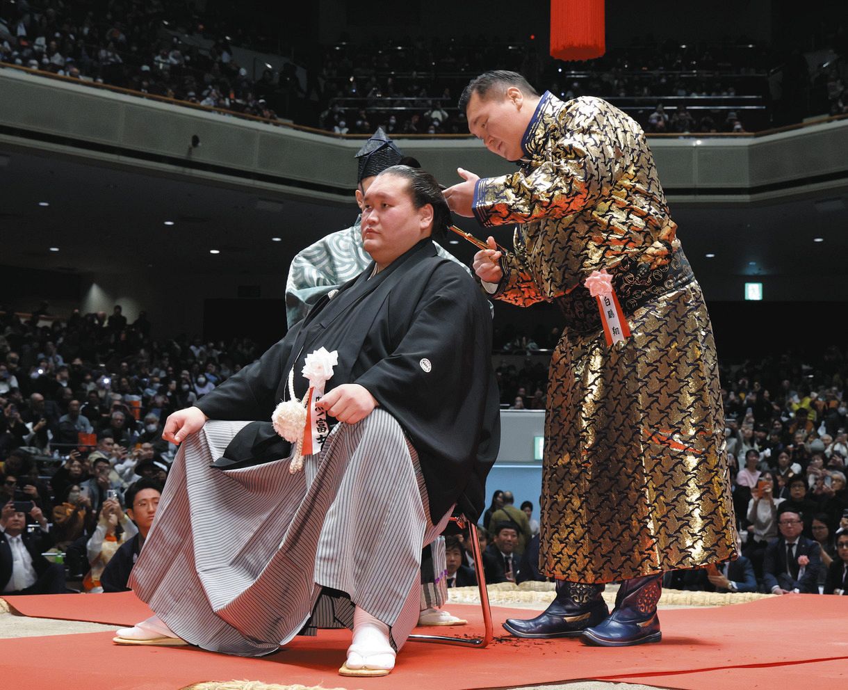 照ノ富士引退相撲】元横綱・白鵬翔さん、ド派手なモンゴル衣装で断髪式