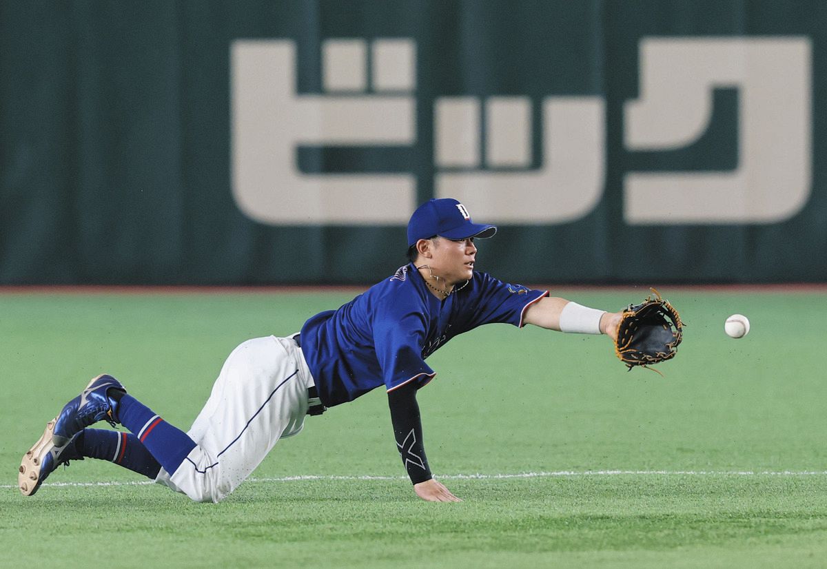吉見一起の目】「本当に価値のあるプレー」中日・村松開人のダイビング