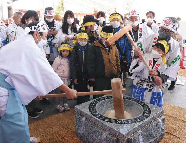 千人力で直径２．４メートルの鏡餅 国府宮はだか祭奉納へ餅つき行事：中日新聞Web