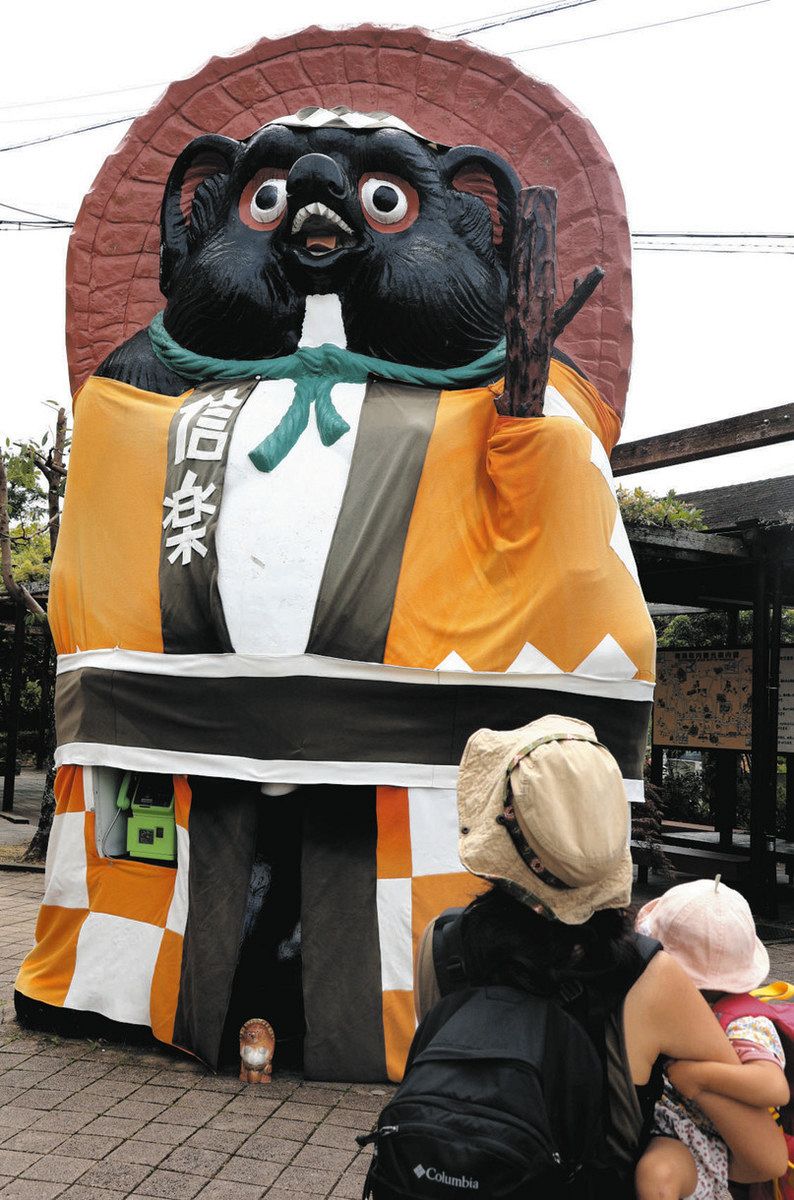 火まつり法被に衣替え 信楽駅前の巨大タヌキ像：中日新聞Web