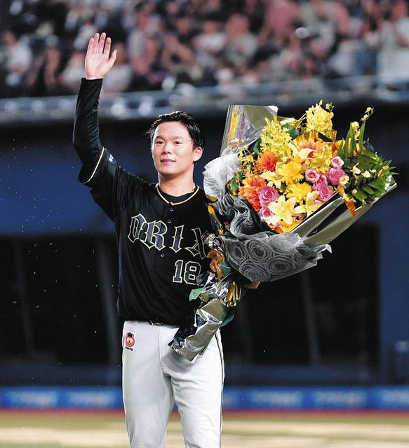 ◇オリックス・山本、花束を手にスタンドの祝福に応える【写真