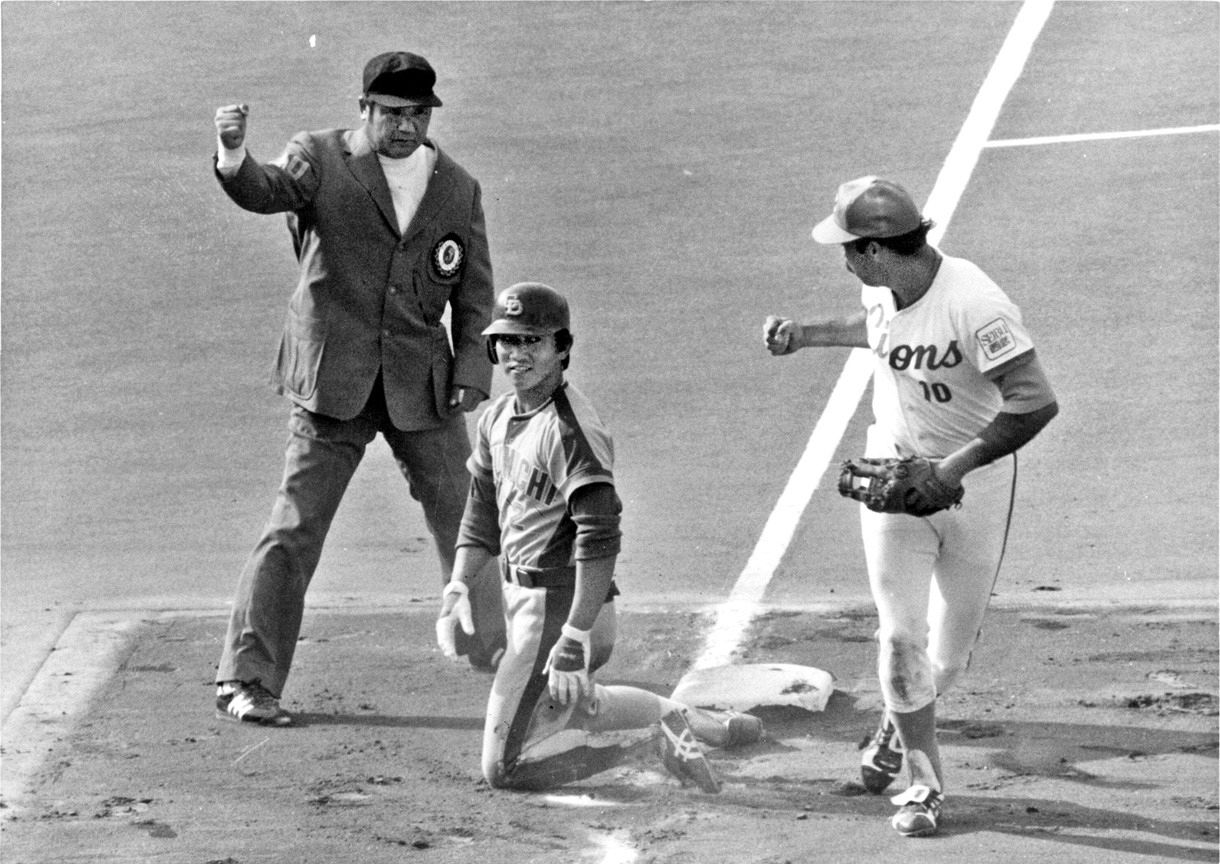 西武との日本シリーズ第5戦、「石ころ事件」で三塁に戻れずタッチアウトになった田尾＝1982年10月28日、西武球場で