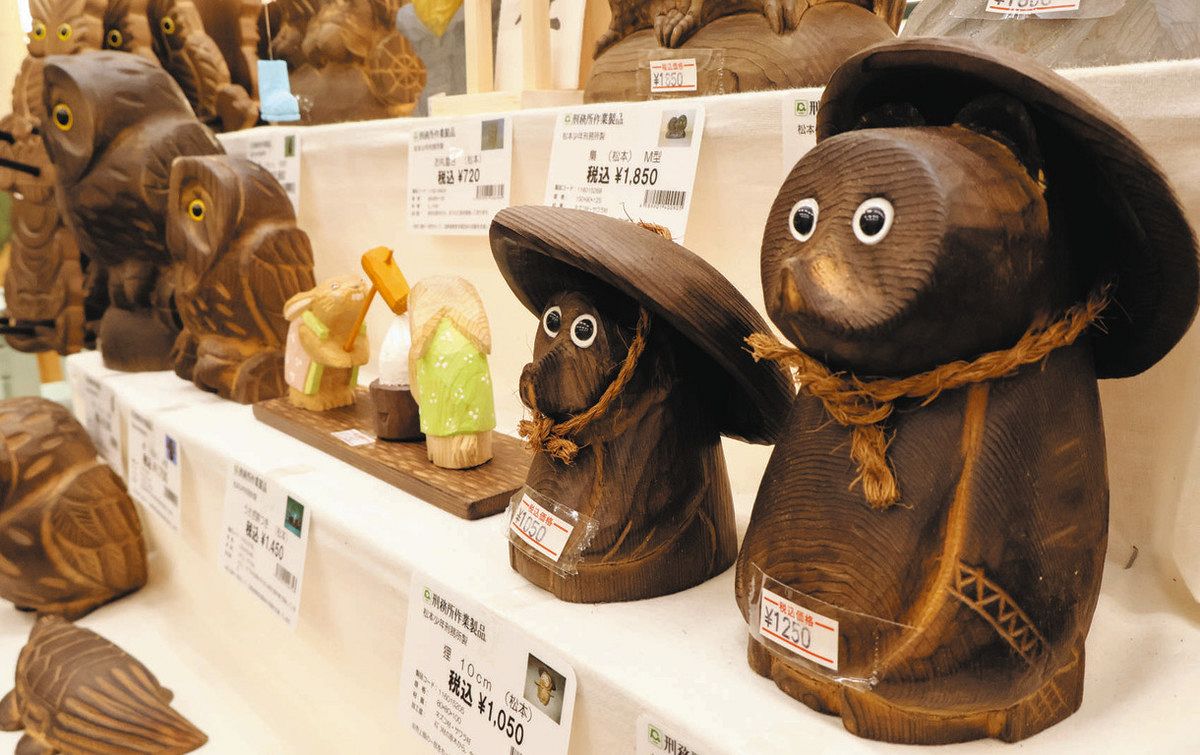 木曽産木材を使い置物や花台 飯田で全国受刑者製作品「矯正展」始まる