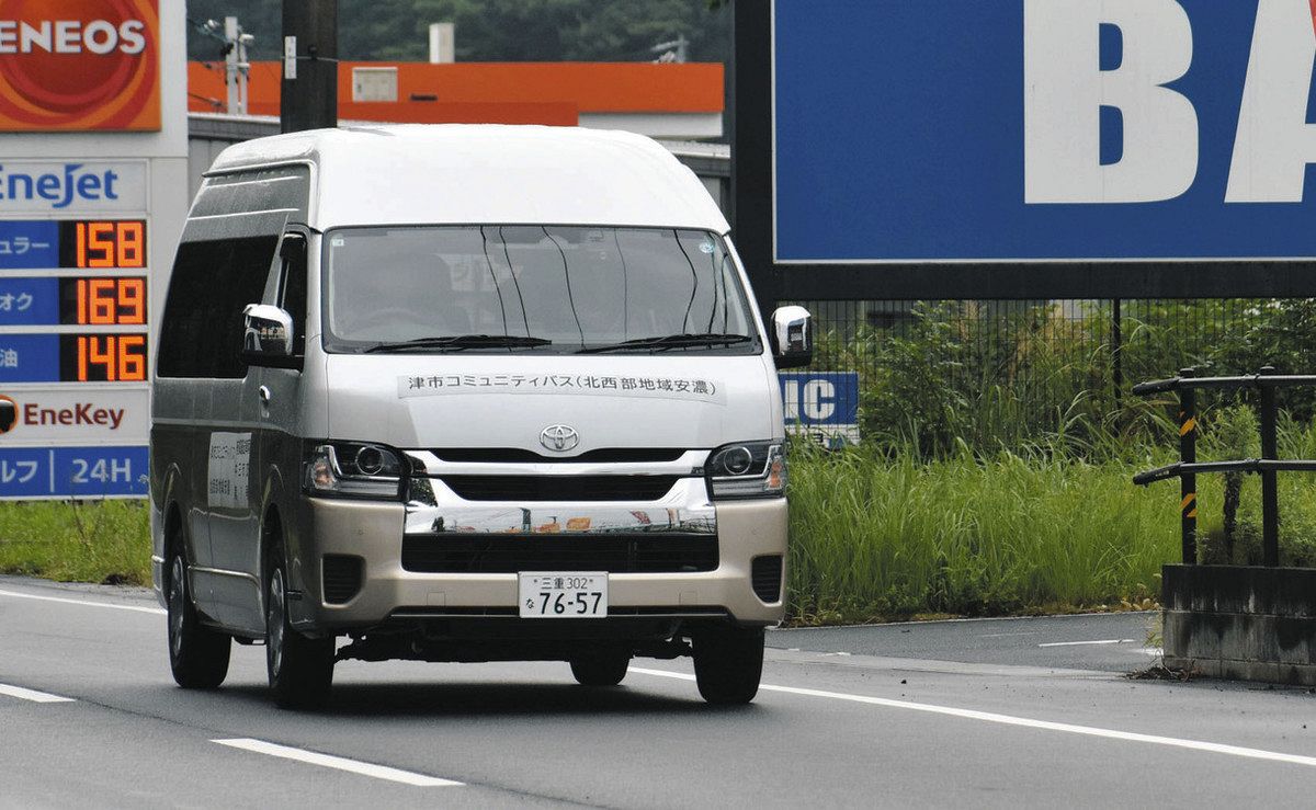 津市内を運行するコミュニティバス＝津市芸濃町で
