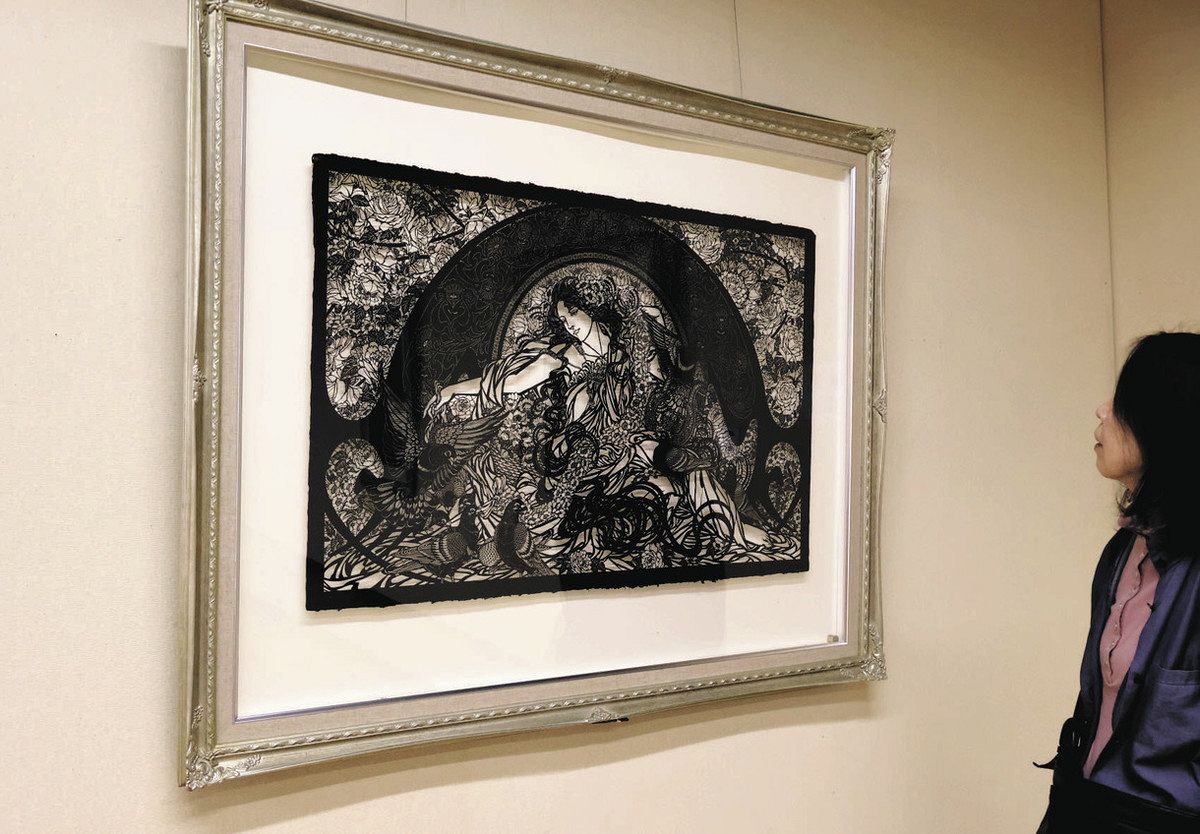 切り絵のミュシャ」驚きの繊細さ 21日まで津リージョンプラザで