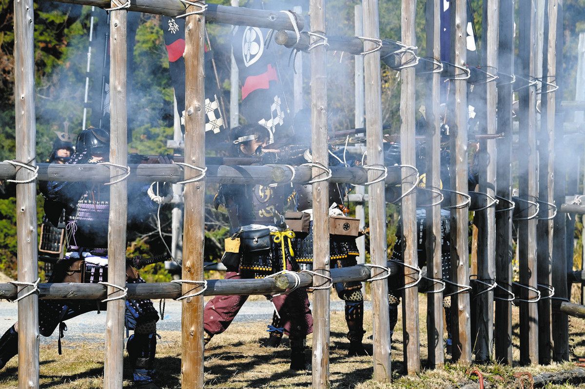 迫力の“三段撃ち”火縄銃演武 新城で「鉄砲サミット」：中日新聞Web