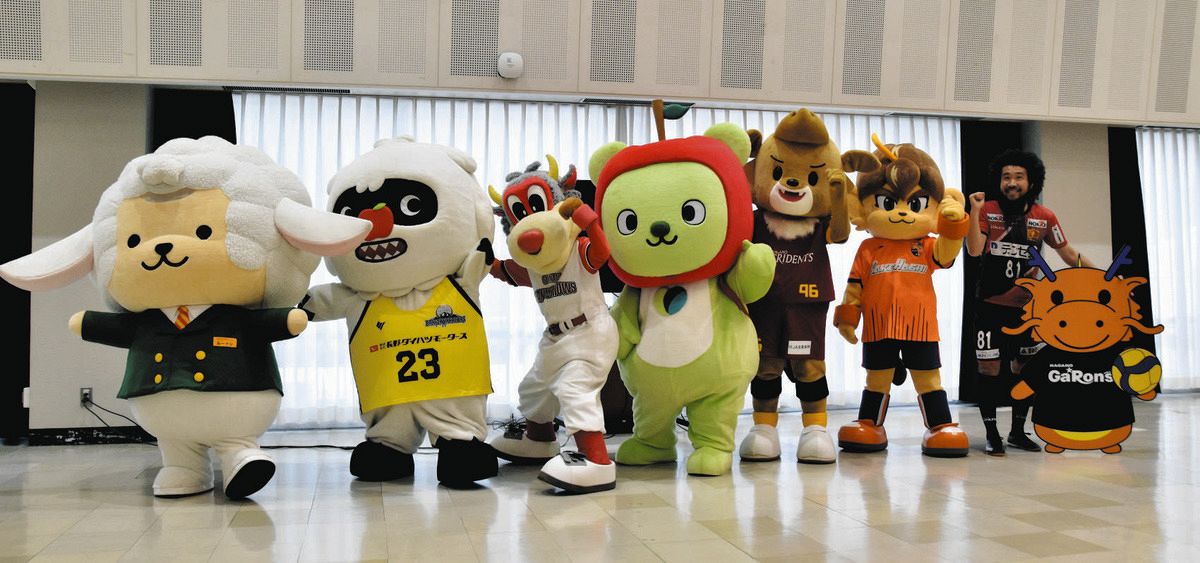 連携をＰＲするキャラクターたち。松本山雅ＦＣのガンズくんは夏バテのため欠席した＝県庁で