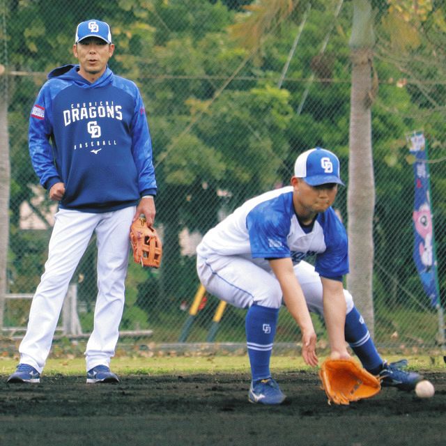 村松 沖縄キャンプ＞ 守備土台つくる 荒木コーチに聞く：中日新聞