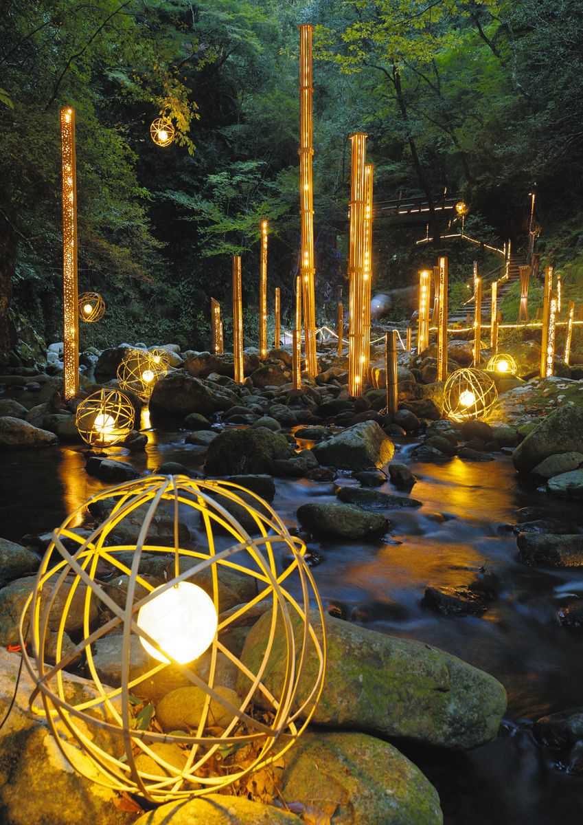 幽玄の渓谷照らす竹灯籠 三重県名張市の「赤目四十八滝」ライトアップ