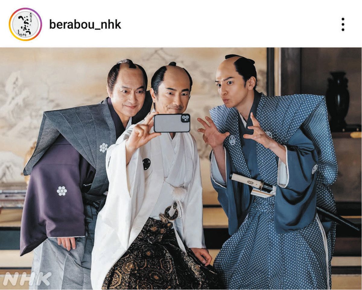◇生田斗真ら「江戸時代にスマホ」、役の姿で自撮り【写真】：中日