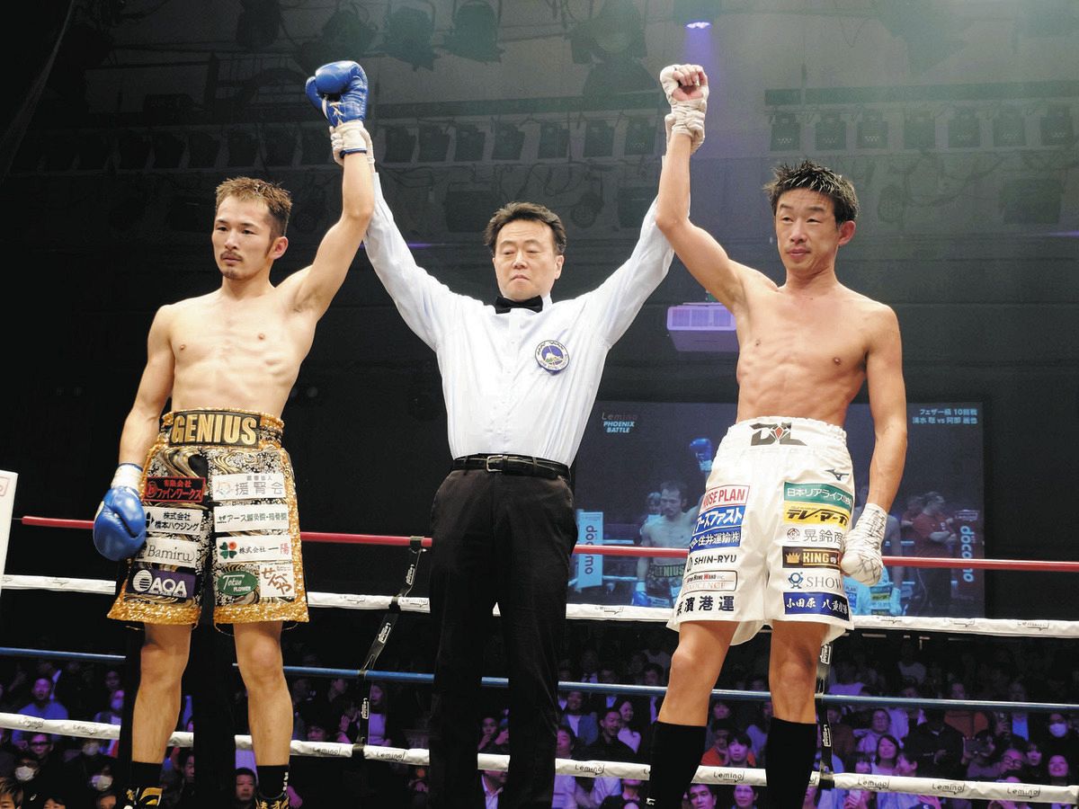 フェザー級１０回戦で引き分けた阿部麗也（左）と清水聡（右）