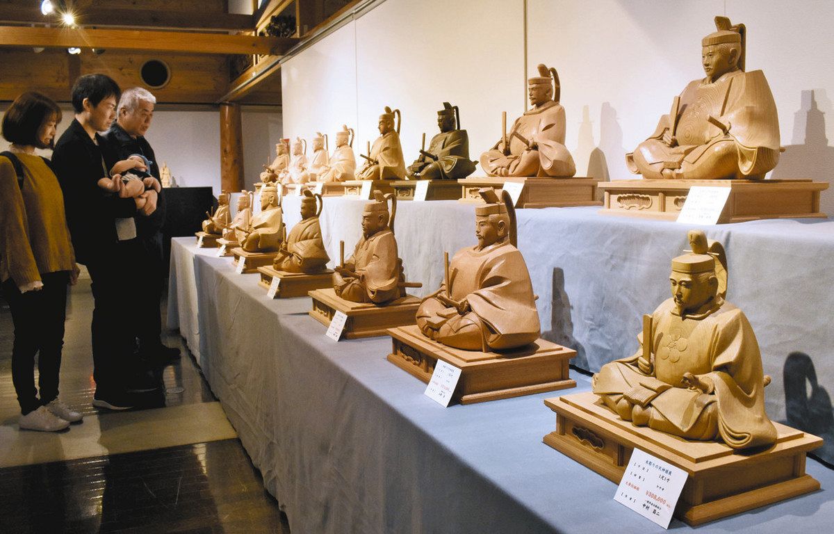 木彫りの天神様 孫に合うのは… 井波で100点展示：北陸中日新聞Web