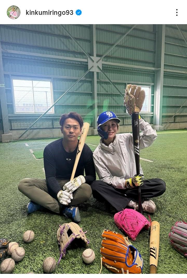◇女子ゴルフ・金田久美子、クラブをグラブ＆バットに持ち替えて【写真