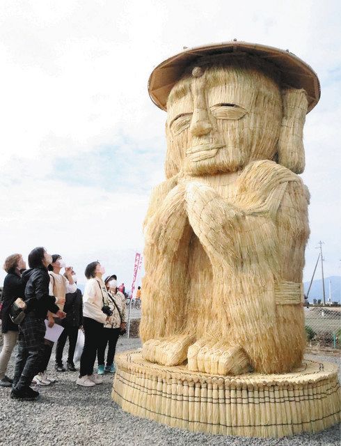 巨大かさ地蔵、にっこり登場 鈴鹿・地域づくり協稲わら作品公開：中日新聞Web