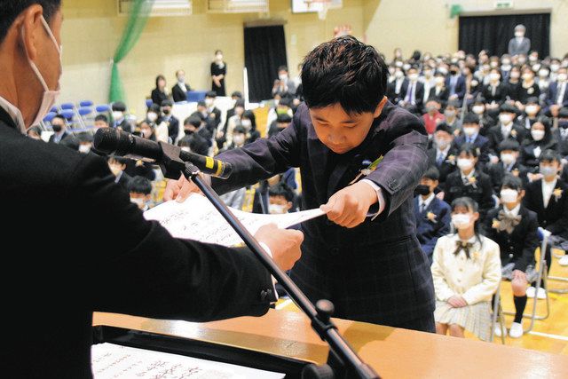 笑顔で迎える巣立ちの時 県内の小学校で卒業式：中日新聞Web