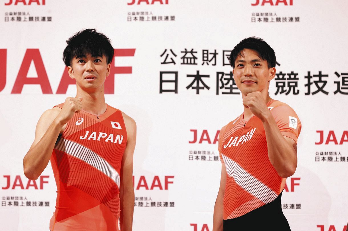 東京五輪代表に内定し、ユニホーム姿で記念撮影に臨む多田修平（左）と山県亮太（代表撮影）
